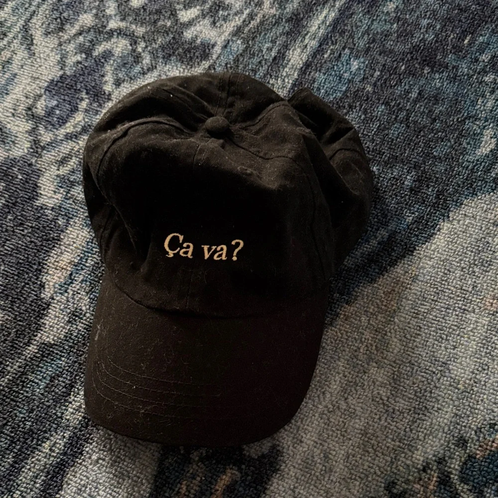 Black "Ça va?" Embroidered Baseball Cap - Picture 1 of 2